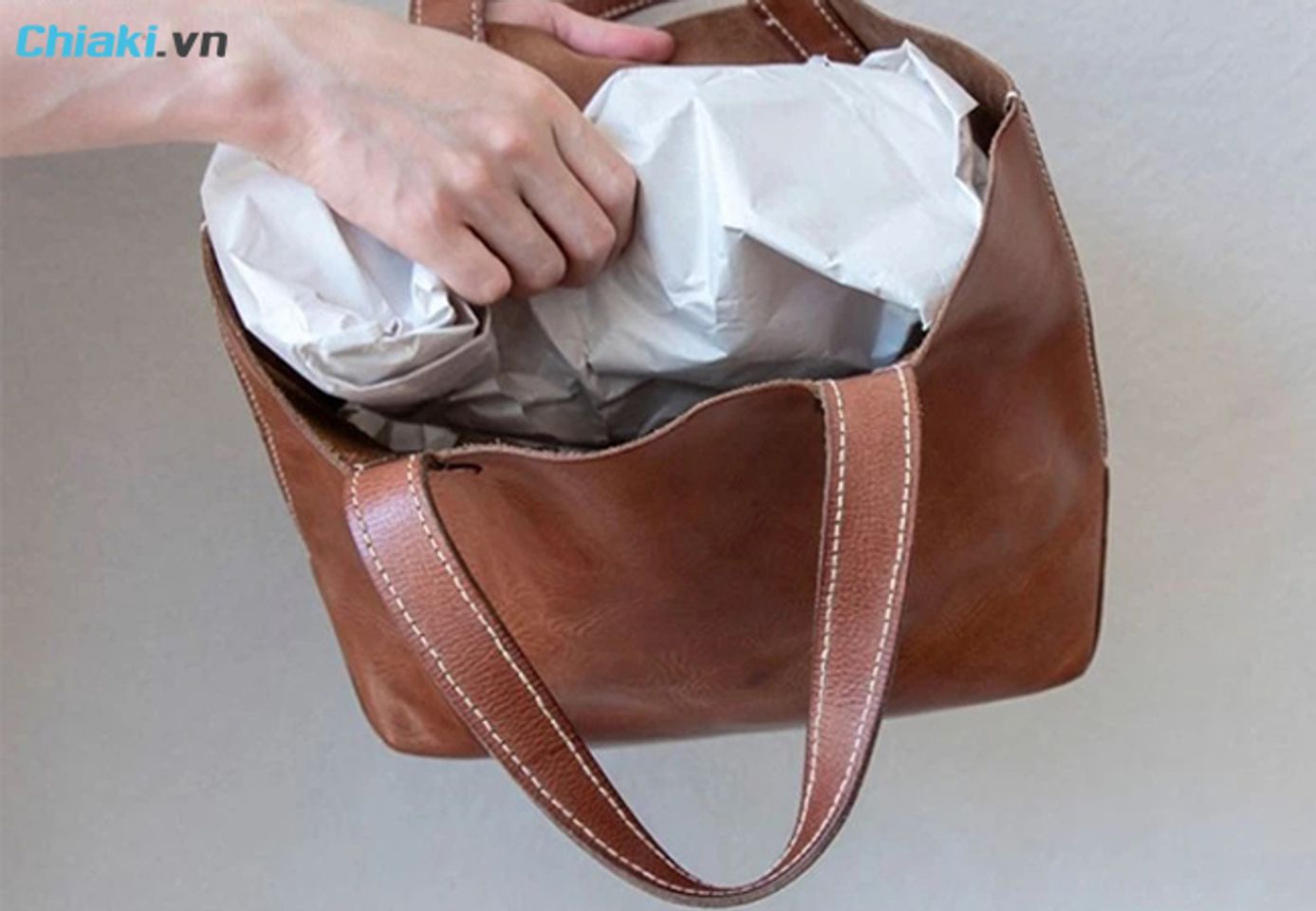 c&aacute;ch bảo quản t&uacute;i da với giấy b&aacute;o