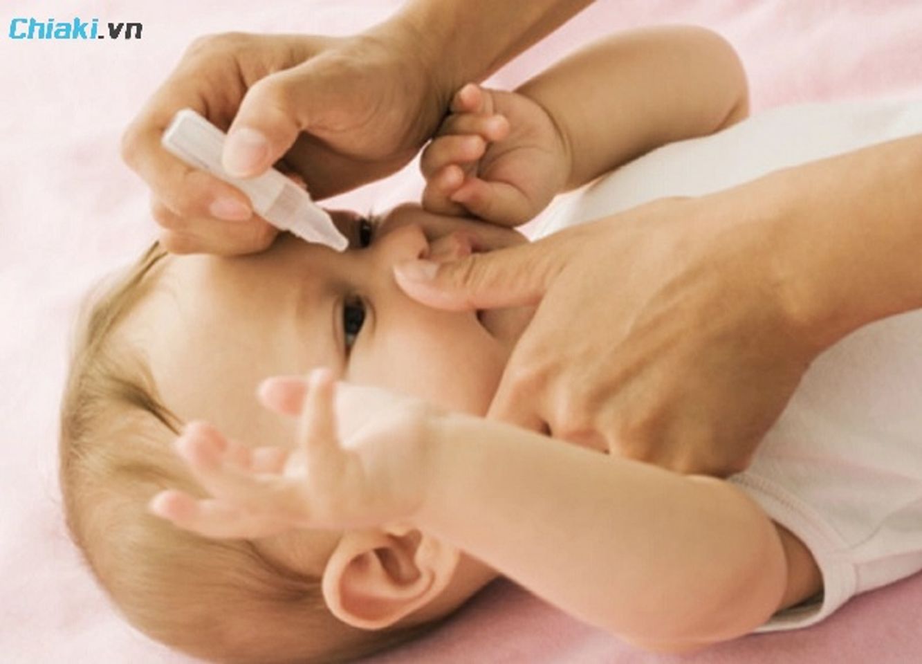 C&aacute;ch d&ugrave;ng nước muối sinh l&yacute; cho trẻ sơ sinh vệ sinh mắt - mũi - tai - miệng tại nh&agrave;