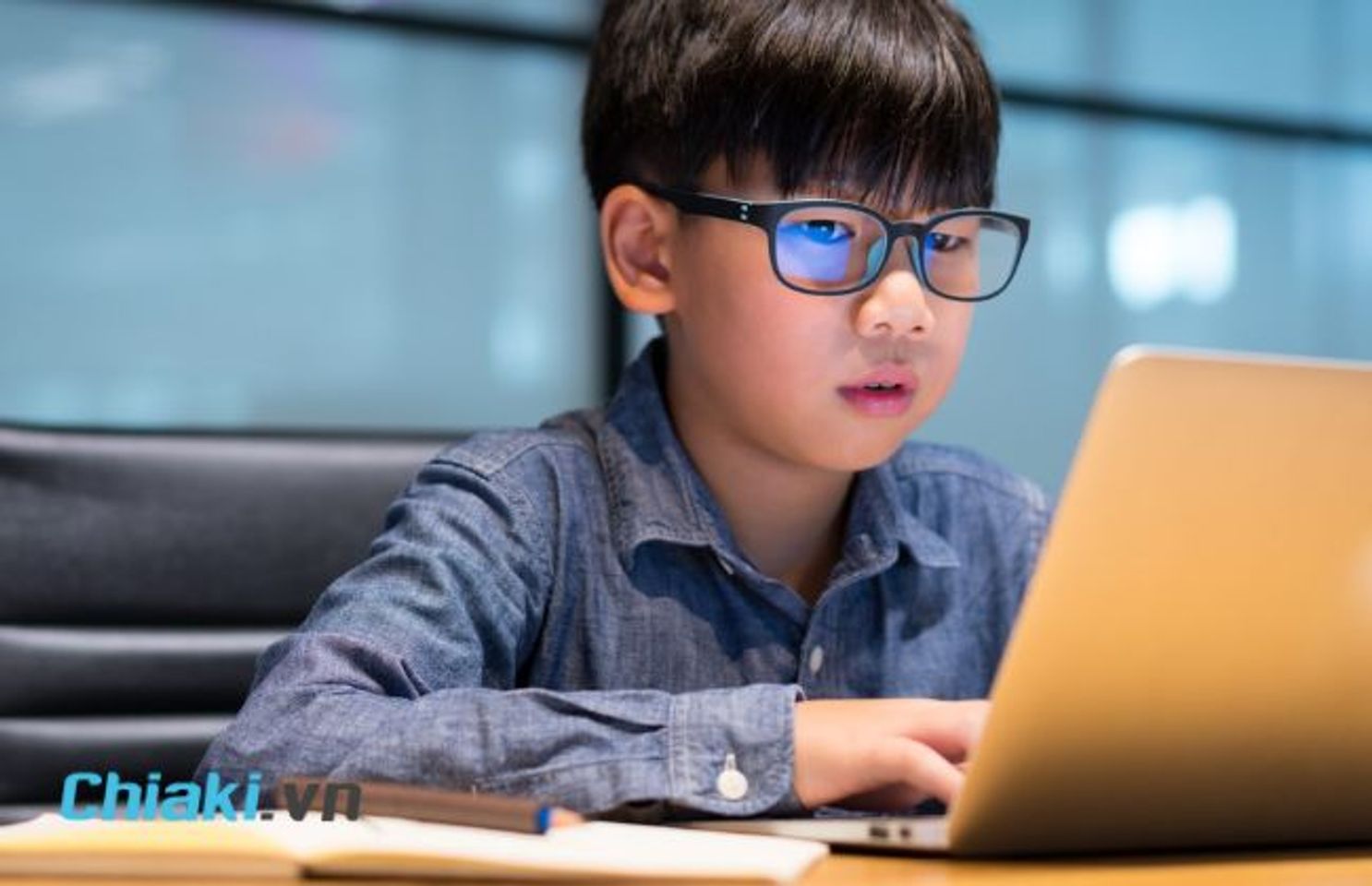 C&oacute; n&ecirc;n đeo k&iacute;nh chống &aacute;nh s&aacute;ng xanh
