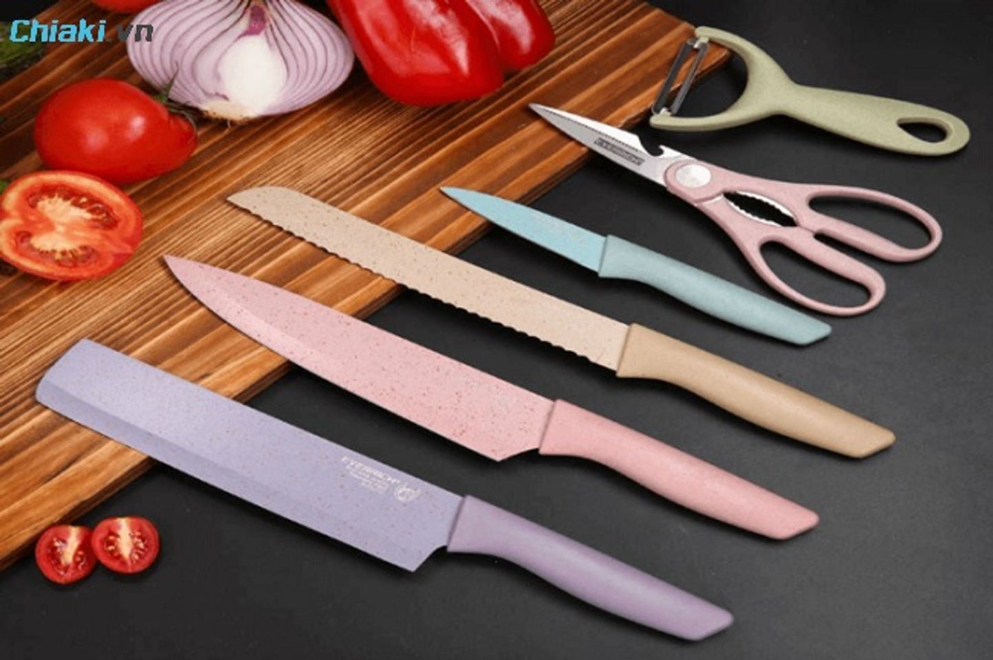 Những vật sắc nhọn như dao, k&eacute;o, kiếm, dĩa,...mang đến những điểm xấu tới người nhận
