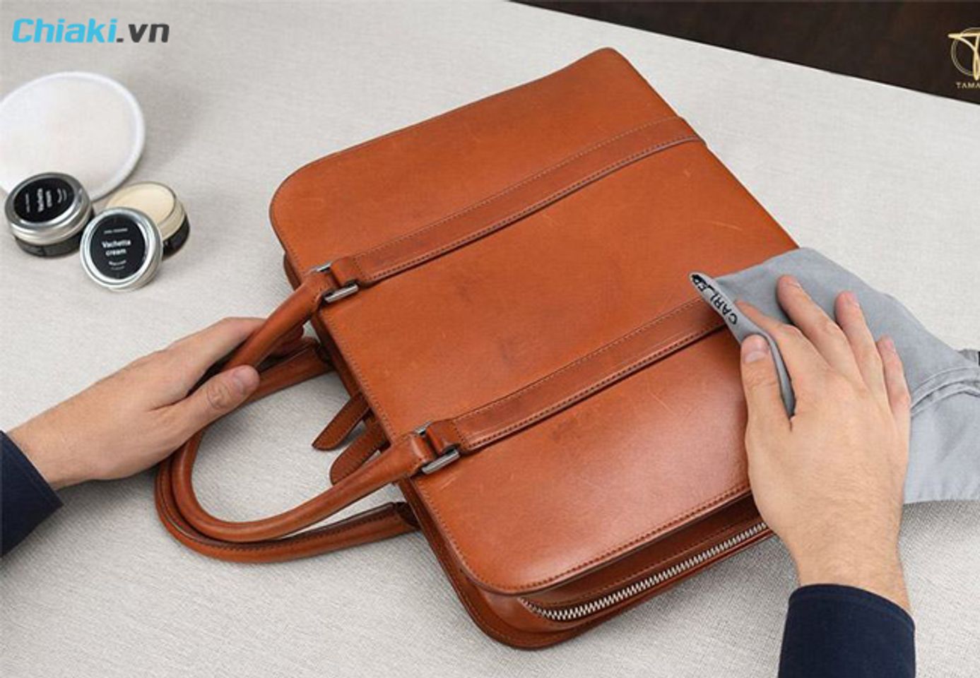 c&aacute;ch bảo quản t&uacute;i da với xi hoặc sản phẩm dưỡng da