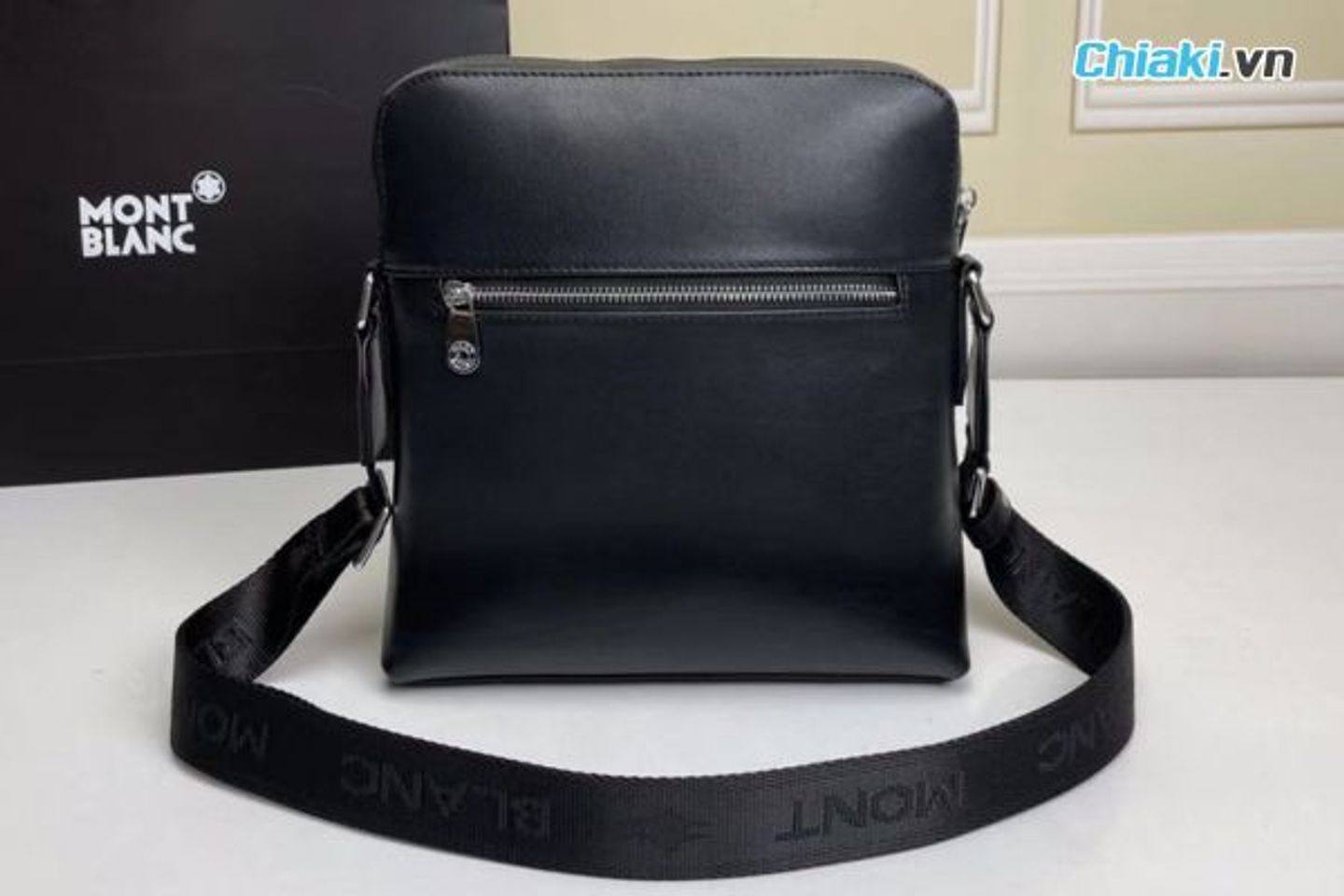 T&uacute;i đeo ch&eacute;o Montblanc dễ d&agrave;ng kết hợp đa dạng phong c&aacute;ch