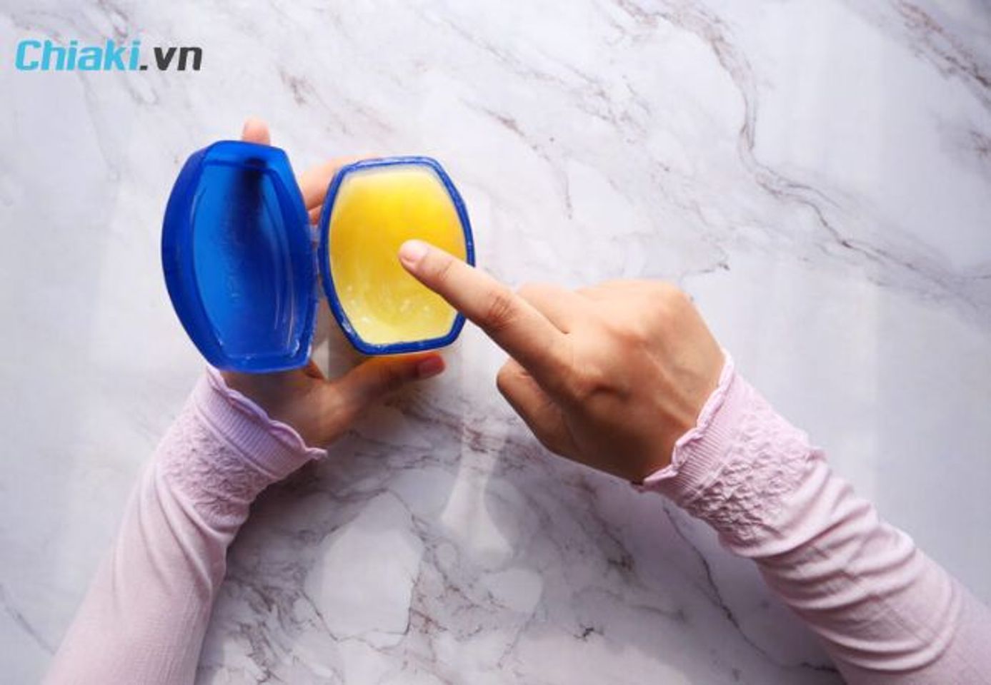 Vaseline trị th&acirc;m đầu gối