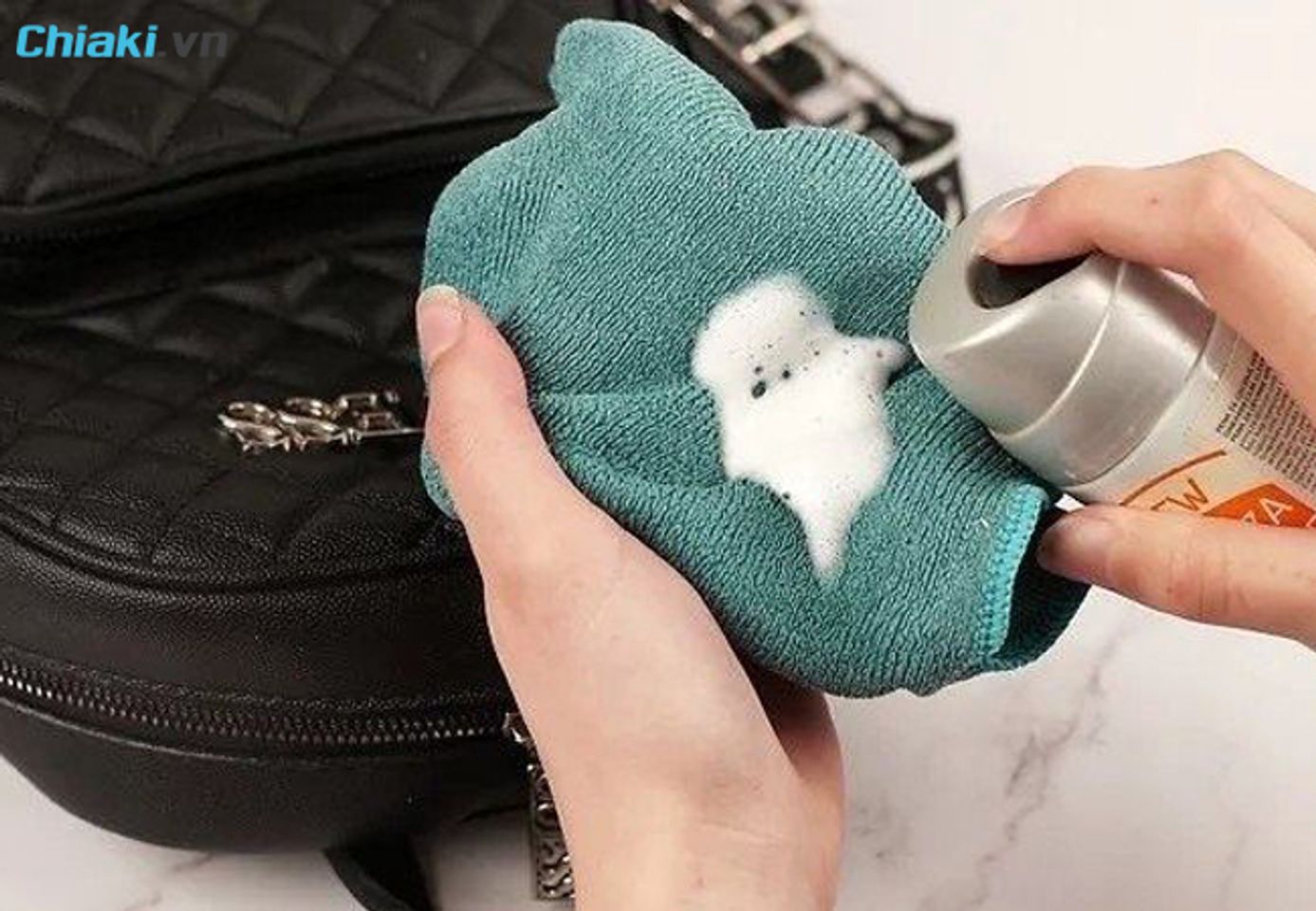c&aacute;ch bảo quản t&uacute;i da với dung dịch vệ sinh chuy&ecirc;n dụng