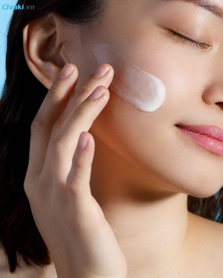 C&aacute;ch d&ugrave;ng kem chống nắng cho da kh&ocirc; n&acirc;ng tone tại nh&agrave;
