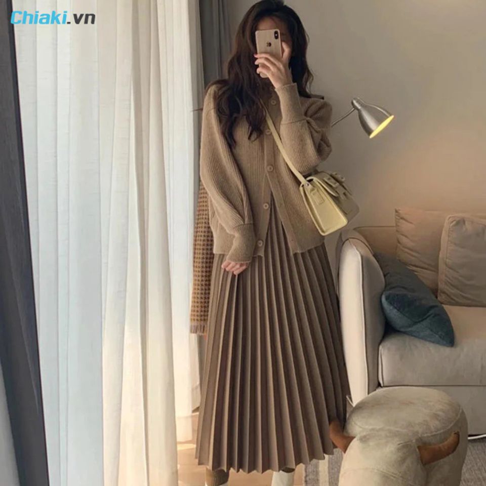 C&aacute;ch phối &aacute;o cardigan với ch&acirc;n v&aacute;y xếp ly d&aacute;ng d&agrave;i