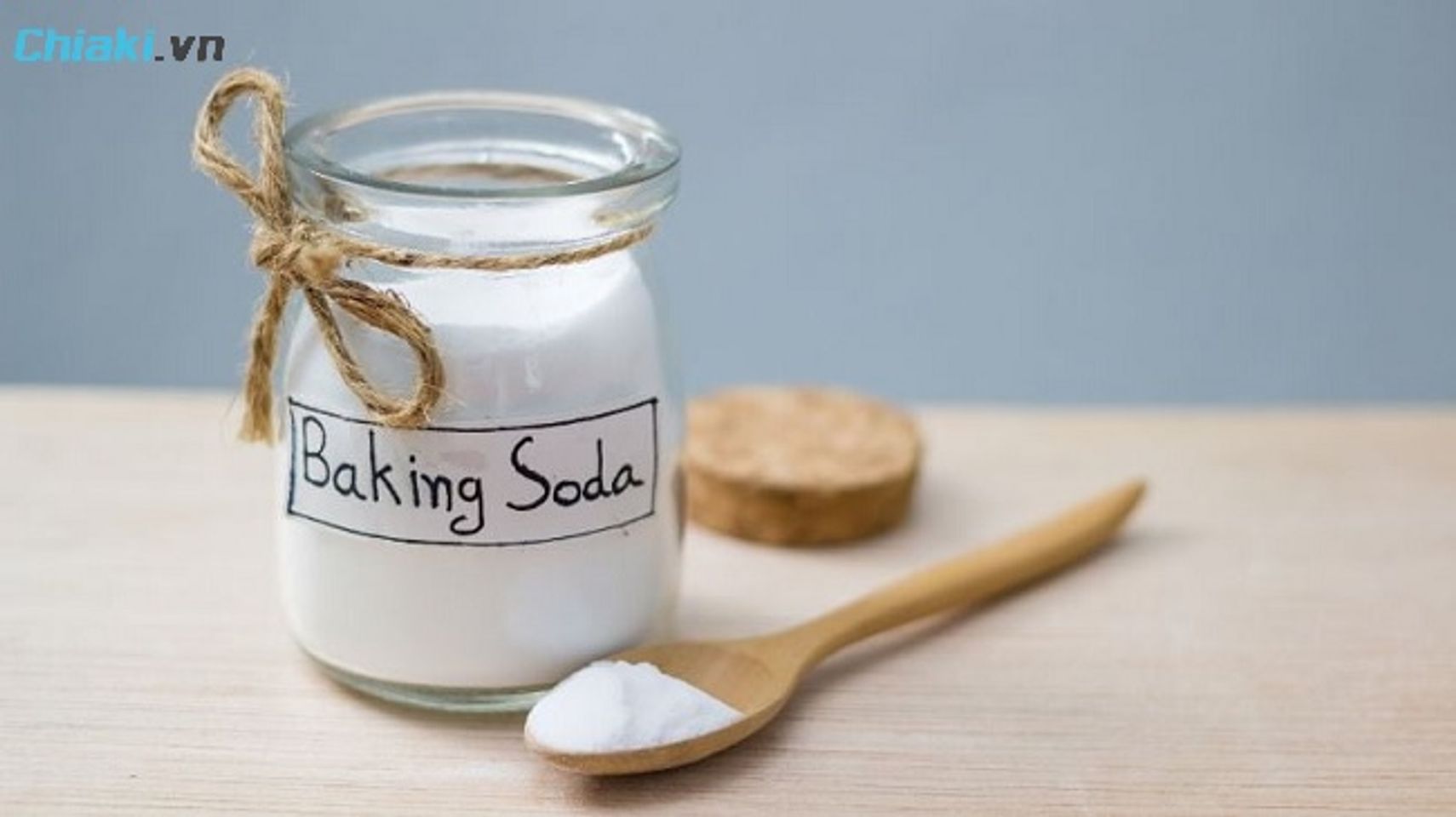 Sử dụng baking soda để l&agrave;m sạch gọng nhựa khi bị ố