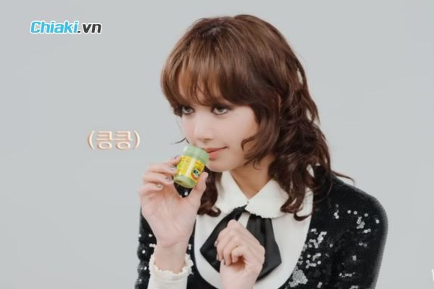 Dầu Th&aacute;i Lan h&iacute;t mũi Hong Thai sản phẩm nổi tiếng được ca sĩ Lisa y&ecirc;u th&iacute;ch