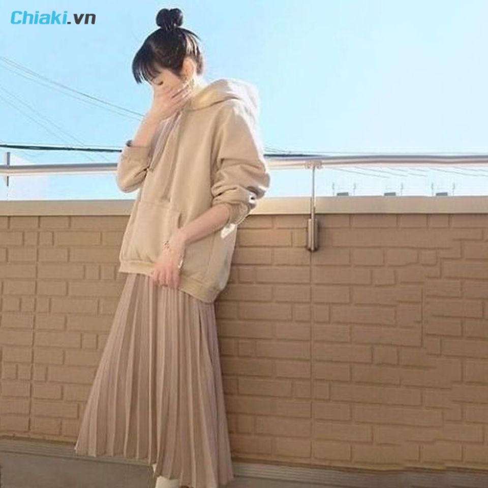 Kết hợp &aacute;o hoodie mặc với ch&acirc;n v&aacute;y d&agrave;i&nbsp;