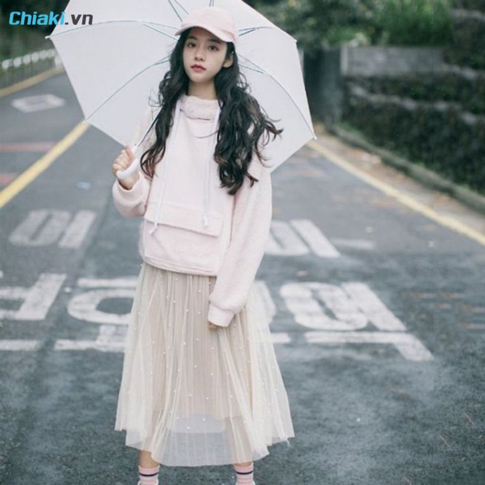 Kết hợp &aacute;o hoodie với ch&acirc;n v&aacute;y voan