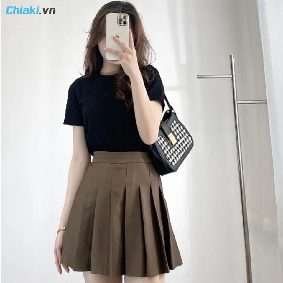 Kết hợp &aacute;o ph&ocirc;ng mặc với ch&acirc;n v&aacute;y xếp ly