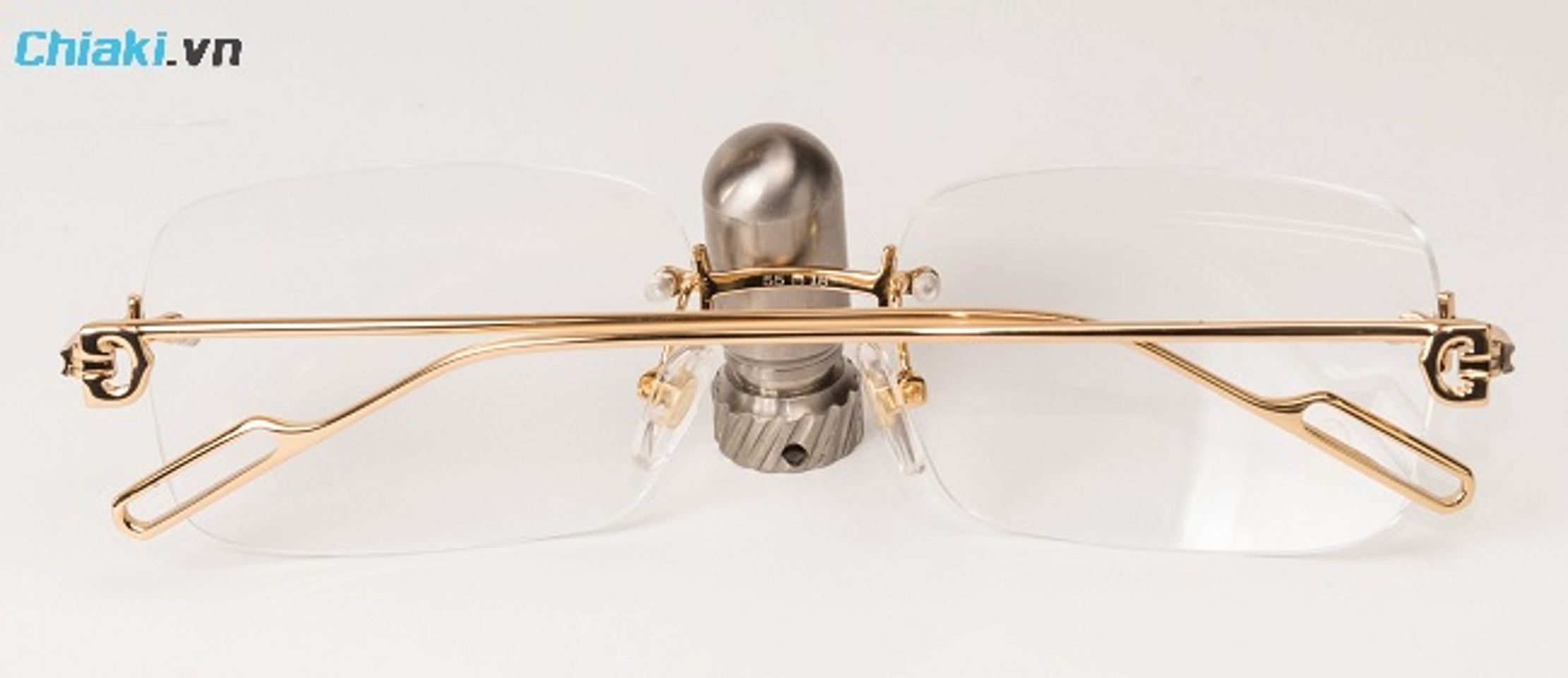 Kiểm tra mắt k&iacute;nh Cartier ch&iacute;nh h&atilde;ng qua cầu k&iacute;nh