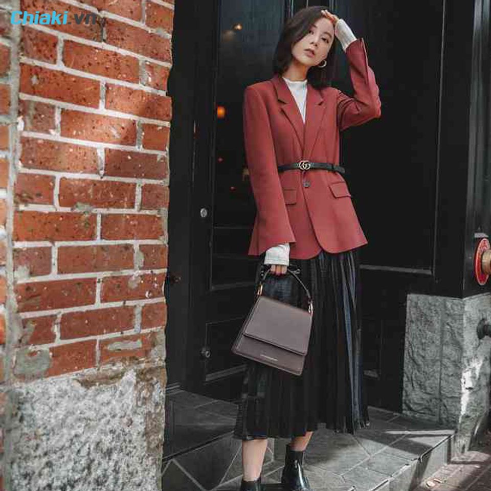 Mix &aacute;o blazer với ch&acirc;n v&aacute;y xếp ly&nbsp;