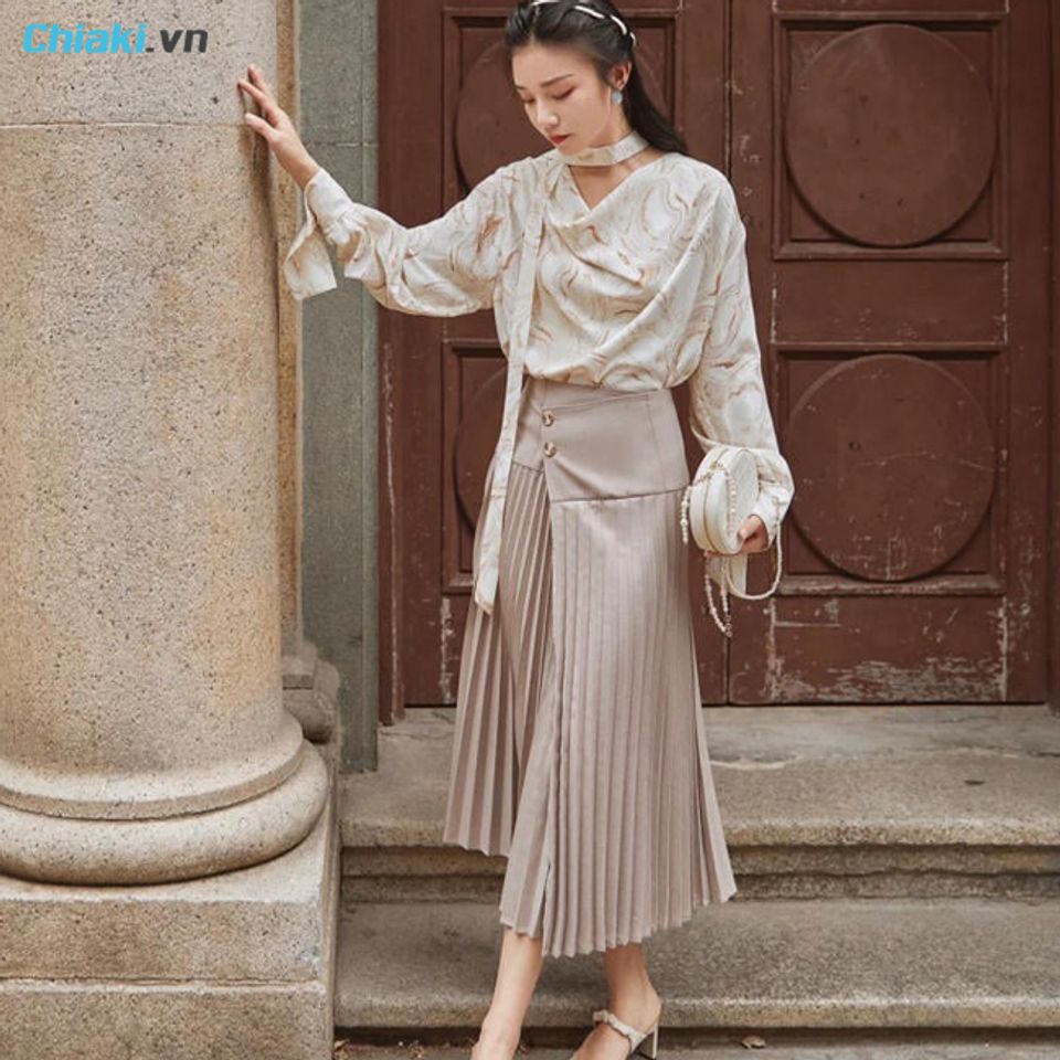 Mix &aacute;o cổ đổ với ch&acirc;n v&aacute;y xếp ly