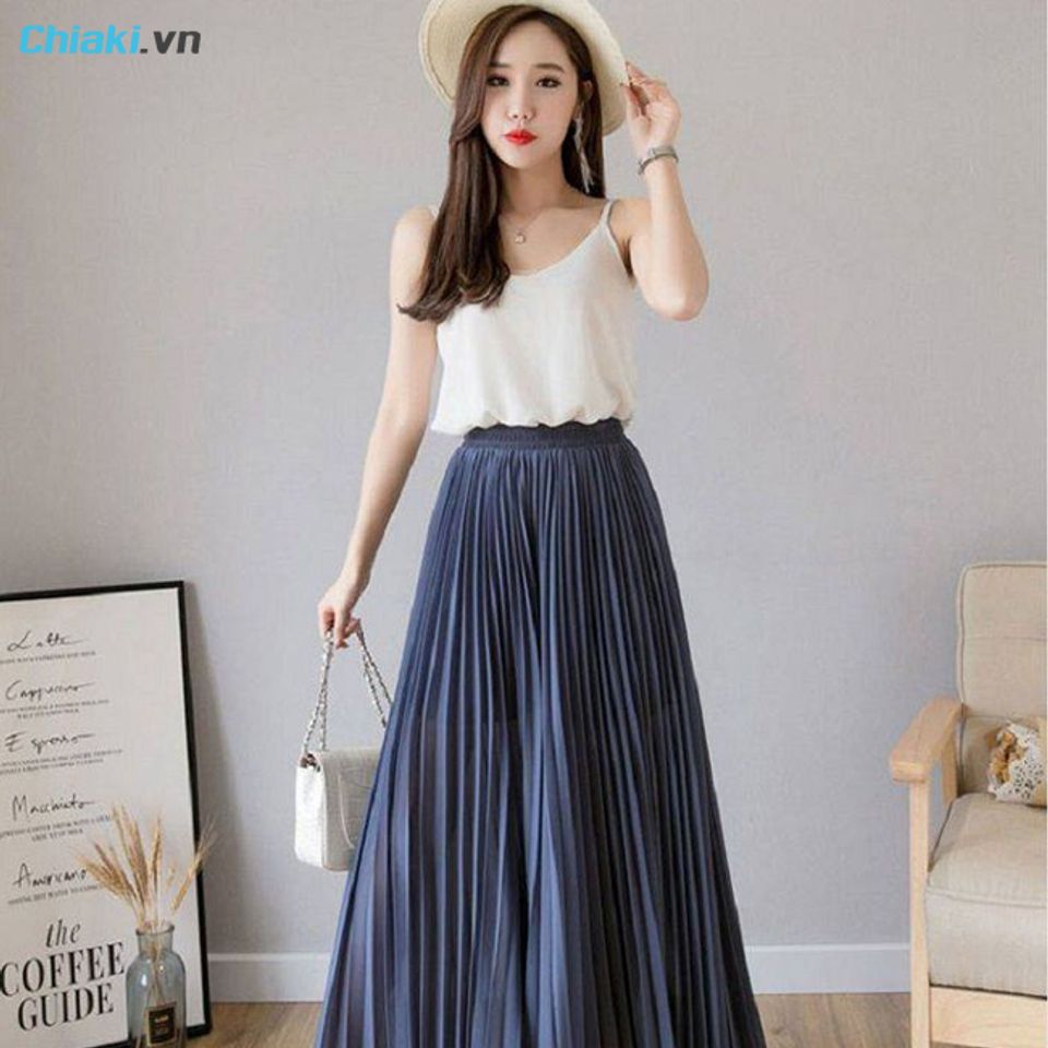 Mix đồ với &aacute;o hai d&acirc;y trắng v&agrave; ch&acirc;n v&aacute;y xếp ly