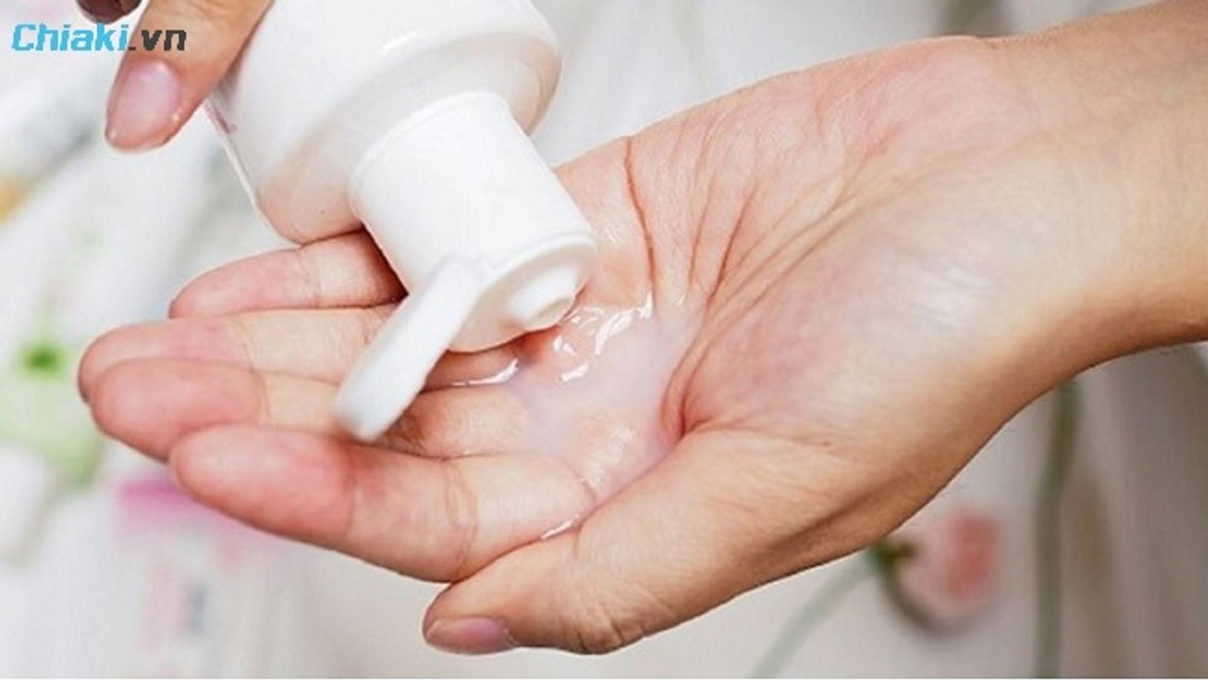 Sử dụng dung dịch vệ sinh Lactacyd với một lượng vừa đủ