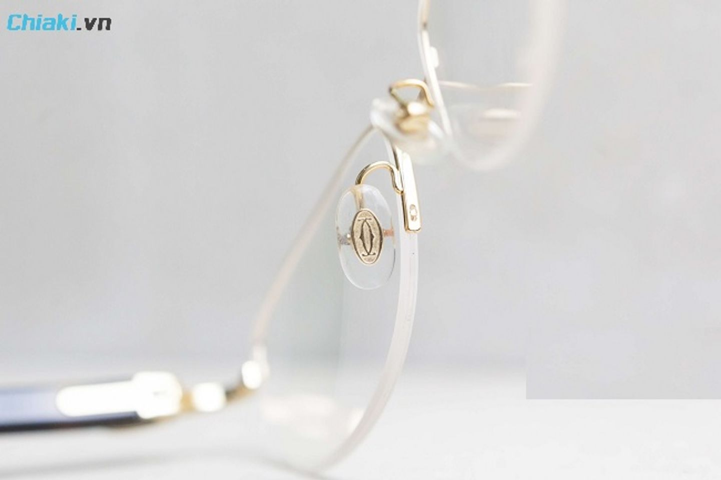 Nhận biết k&iacute;nh Cartier xịn qua đệm mũi c&oacute; khắc logo tinh tế