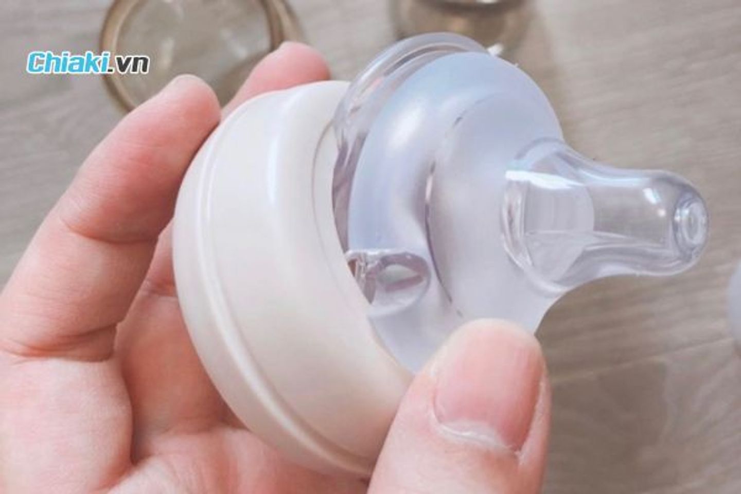 N&uacute;m v&uacute; bị biến dạng, nứt r&aacute;ch, đổi m&agrave;u