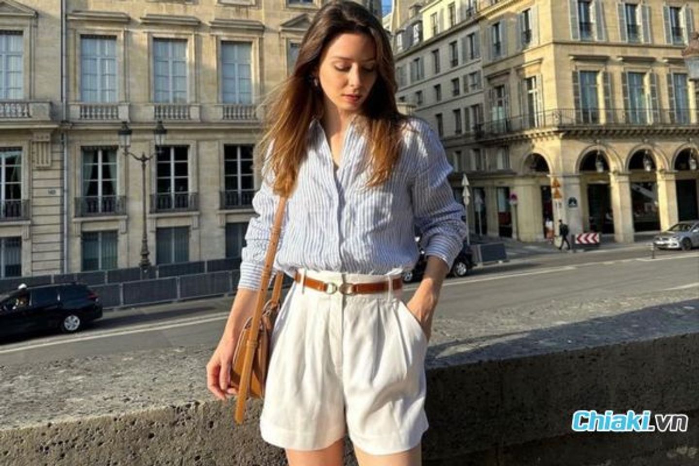 Phối &aacute;o sơ mi form rộng nữ với quần short năng động