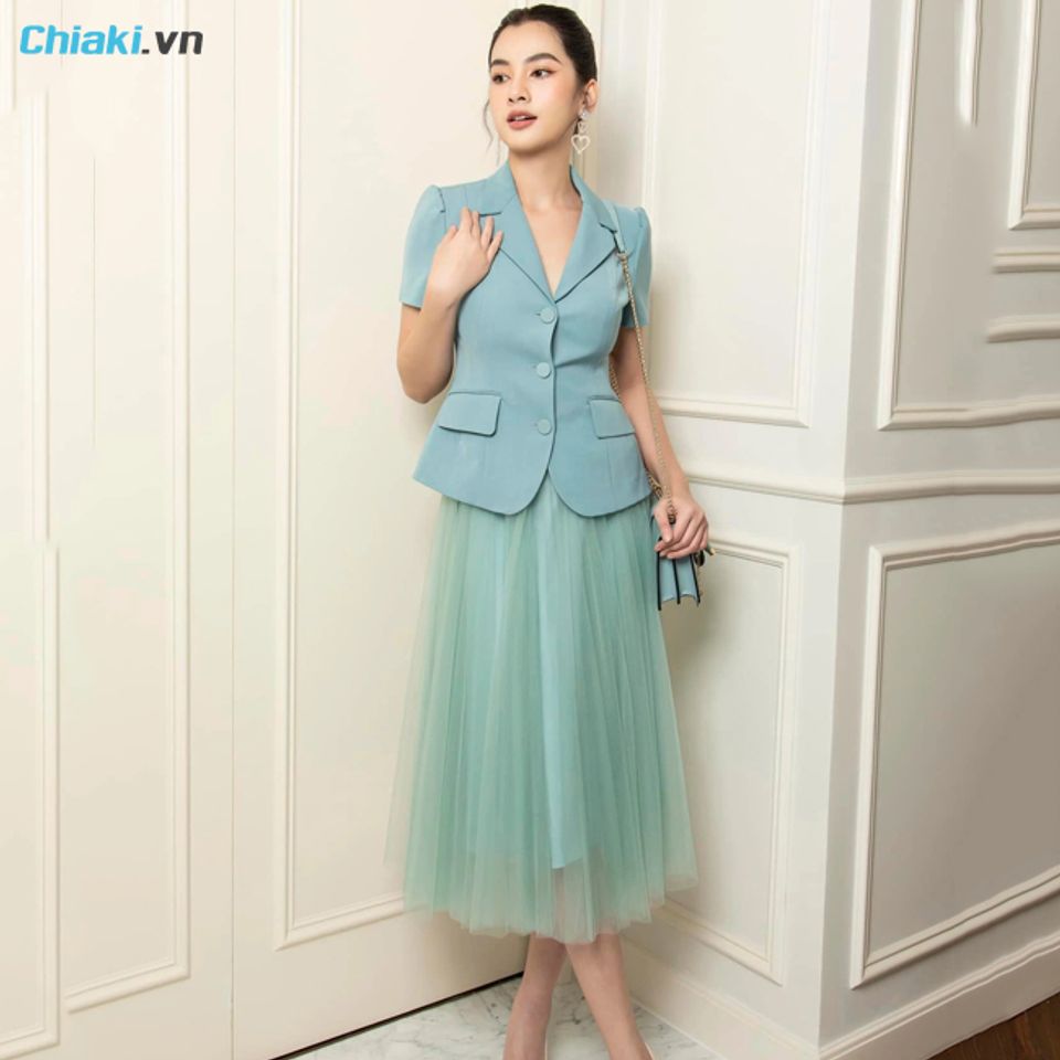Phối &aacute;o vest c&ugrave;ng với ch&acirc;n v&aacute;y voan