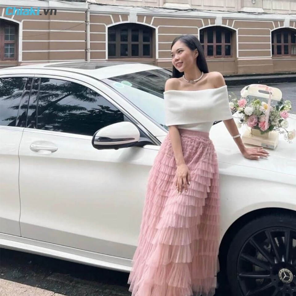 Phối ch&acirc;n v&aacute;y voan c&ugrave;ng với &aacute;o trễ vai