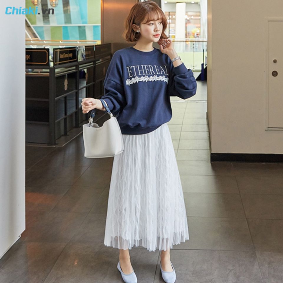 Phối ch&acirc;n v&aacute;y voan với &aacute;o sweater