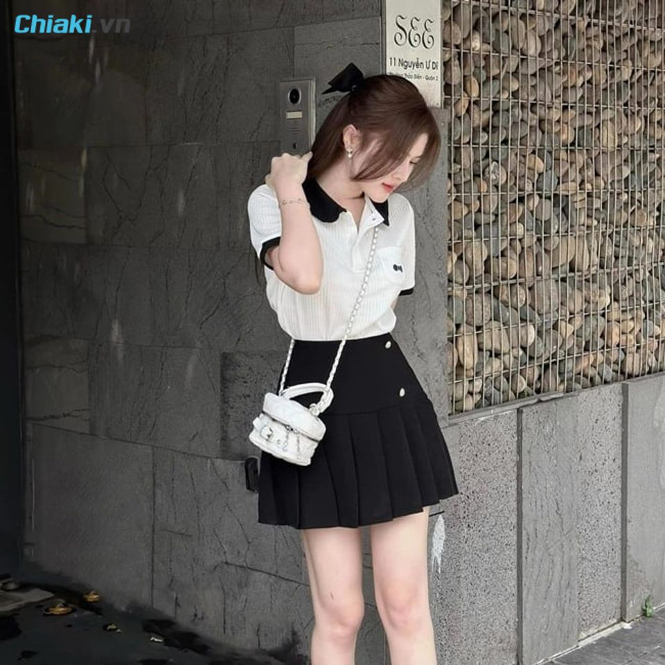 Phối ch&acirc;n v&aacute;y xếp ly ngắn với &aacute;o polo