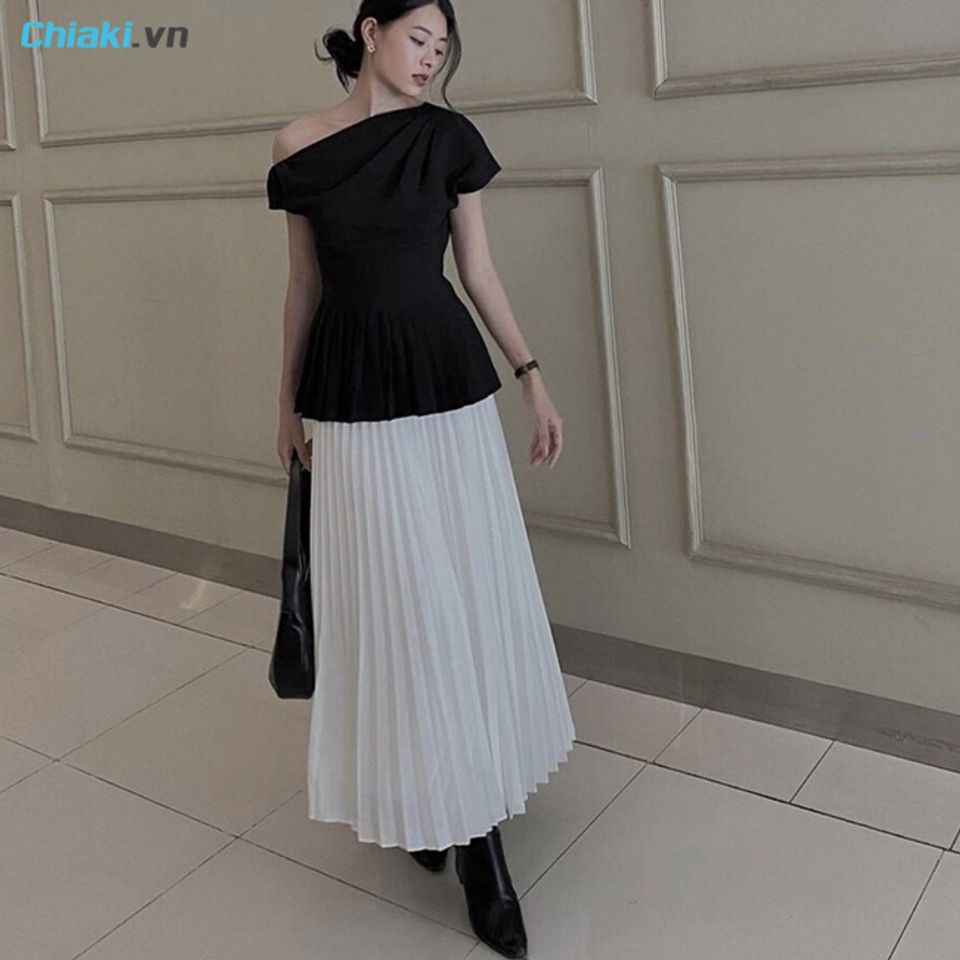 Phối đồ với ch&acirc;n v&aacute;y xếp ly d&agrave;i v&agrave; &aacute;o trễ vai