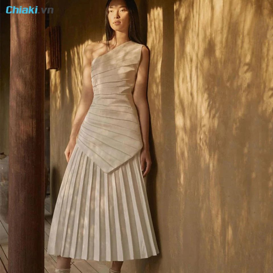 Phối đồ với ch&acirc;n v&aacute;y xếp ly ngắn v&agrave; &aacute;o peplum lệch vai
