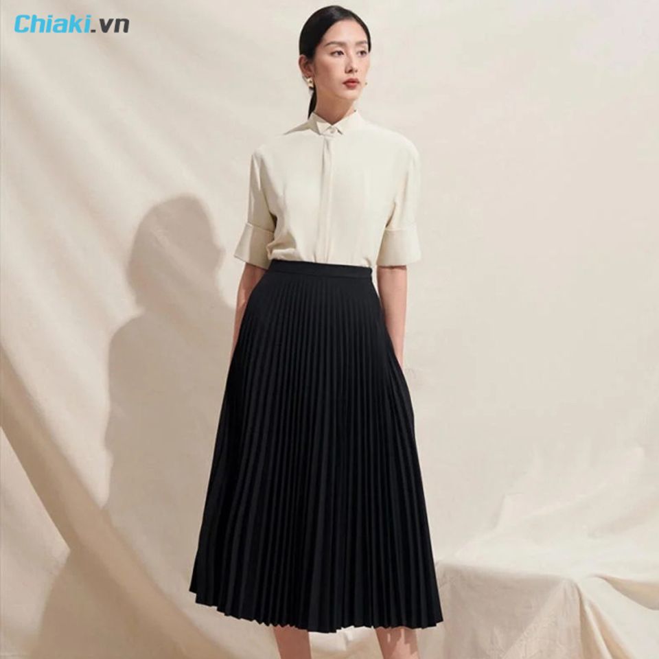 Phối đồ với ch&acirc;n v&aacute;y xếp ly với &aacute;o sơ mi cổ Đức