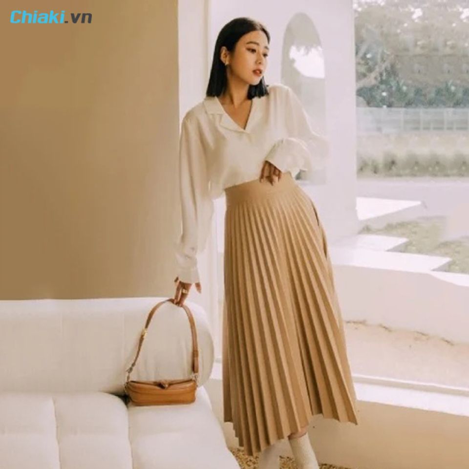 Phối đồ với ch&acirc;n v&aacute;y xếp ly với &aacute;o sơ mi d&agrave;i tay cổ V