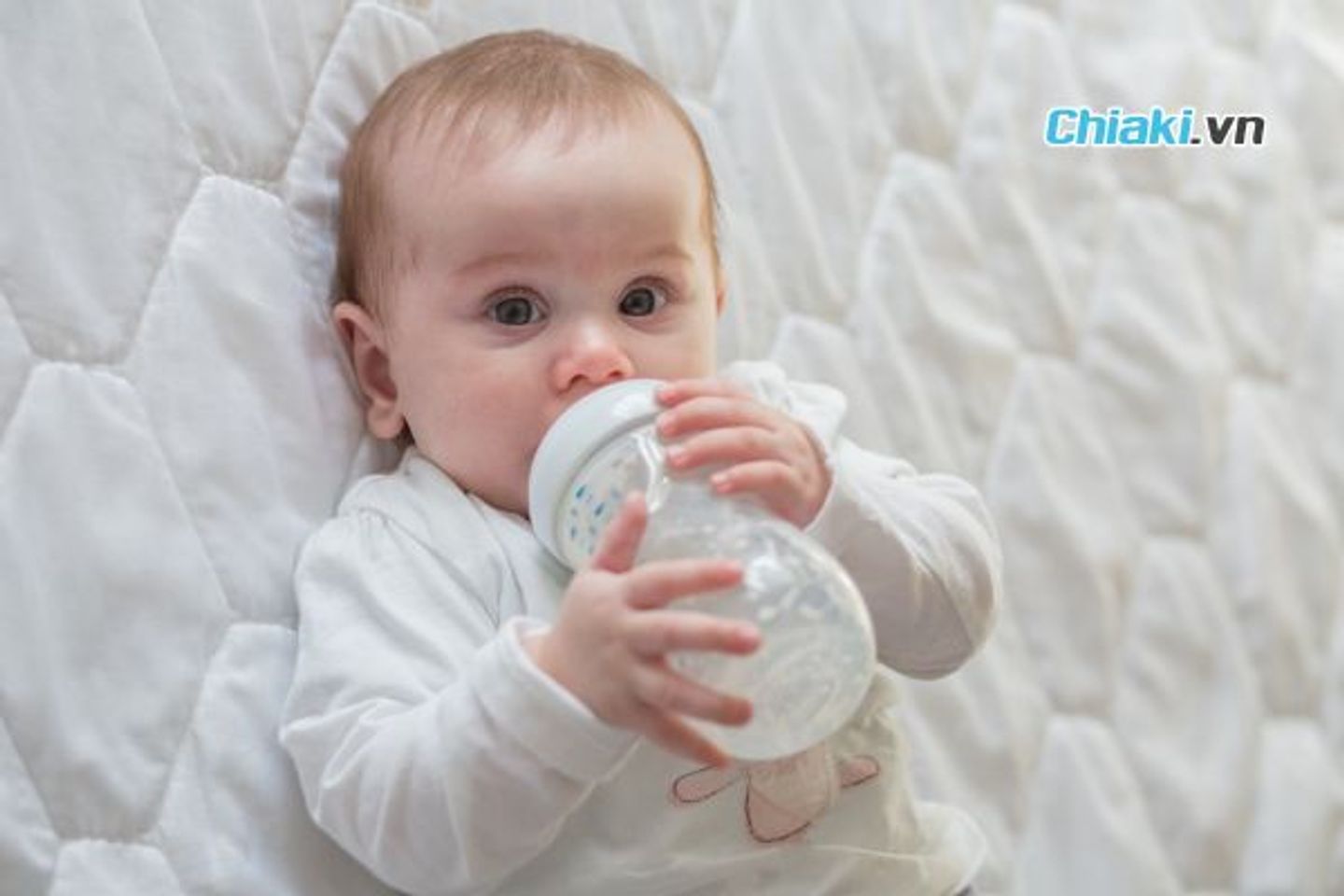 Tại sao trẻ sơ sinh dễ bị sặc sữa, đầy hơi?