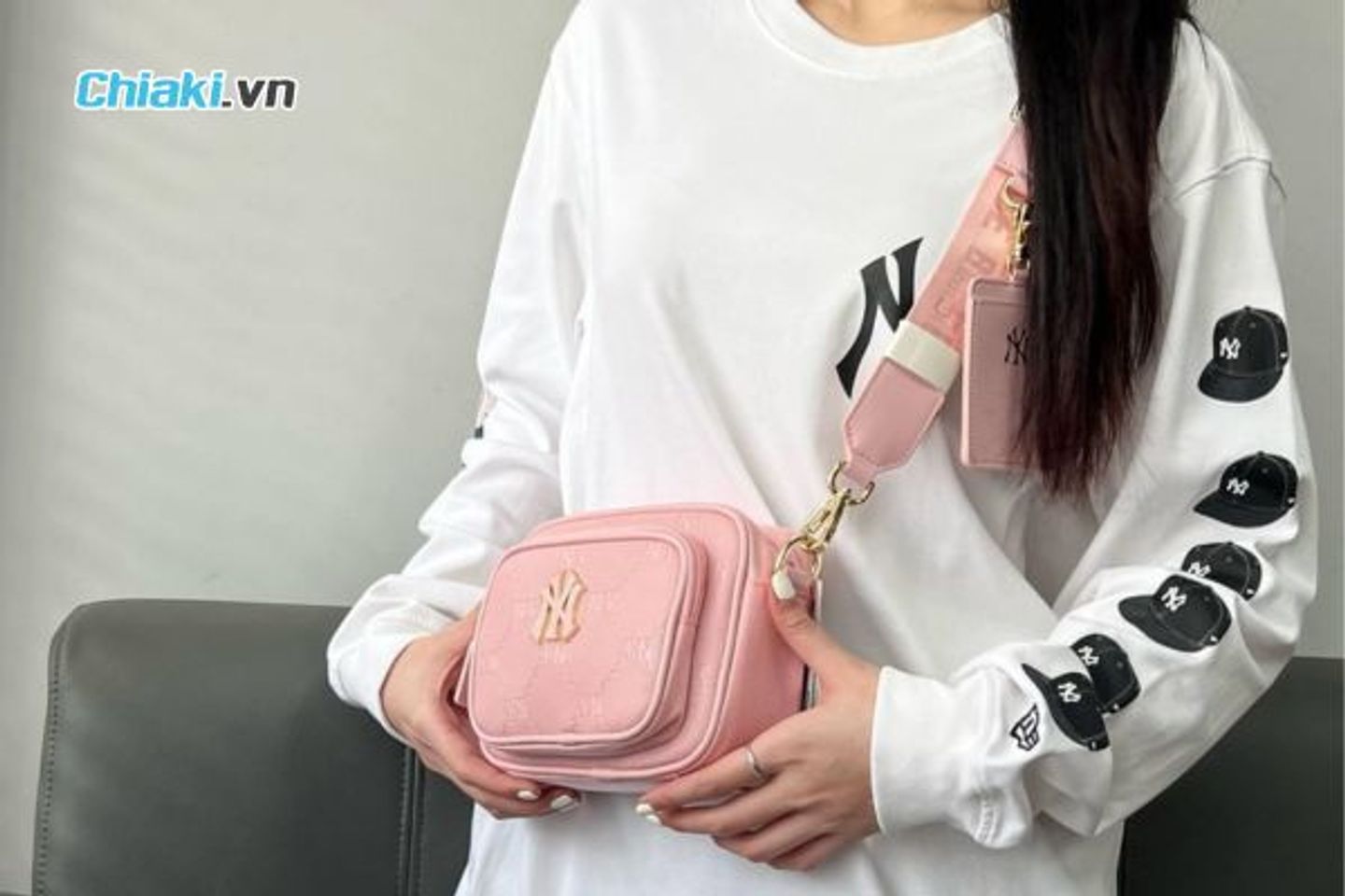 T&uacute;i c&oacute; kiểu d&aacute;ng Camera Bag với form chữ nhật trẻ trung, c&aacute; t&iacute;nh