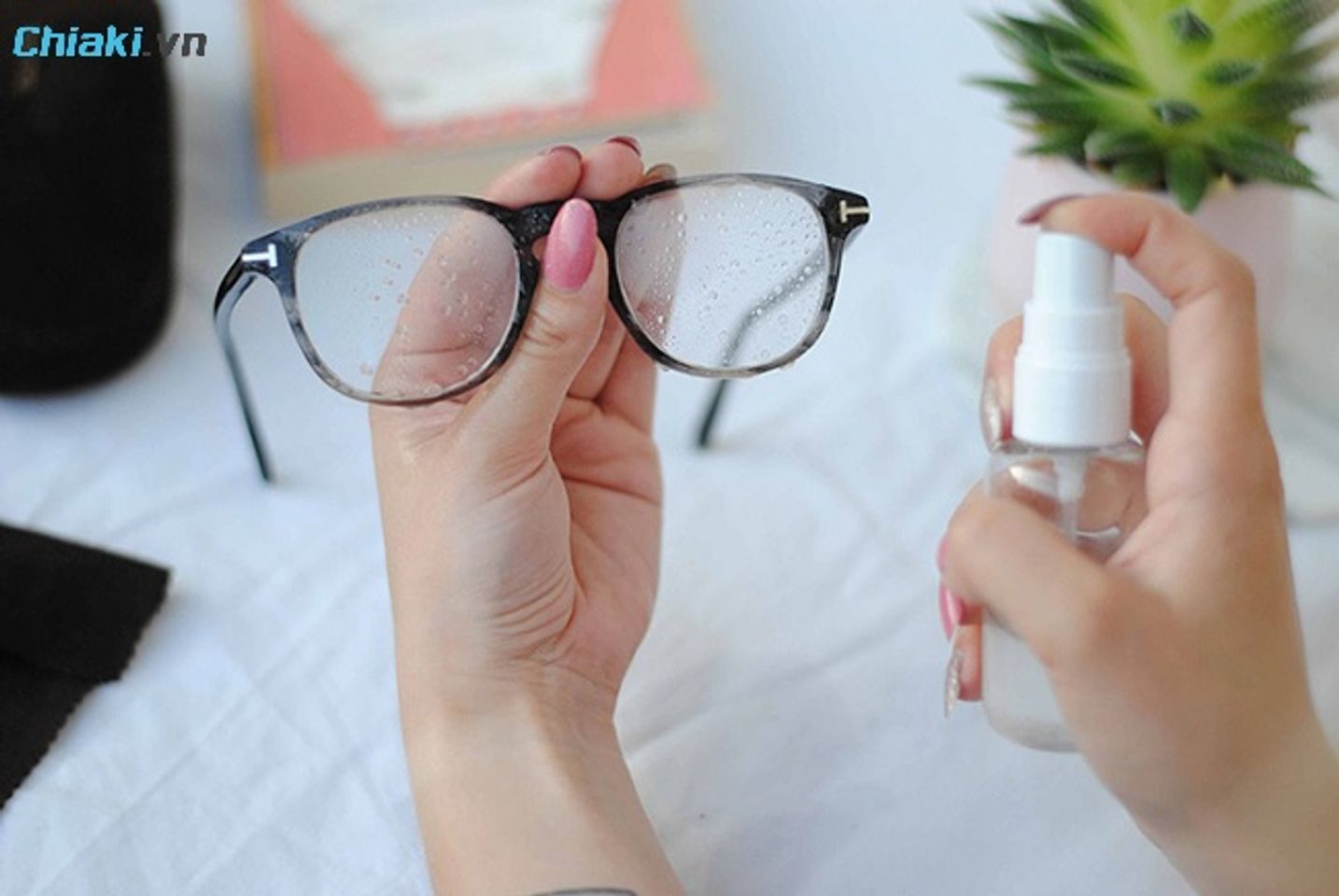 Sử dụng dung dịch vệ sinh k&iacute;nh để l&agrave;m sạch mắt k&iacute;nh
