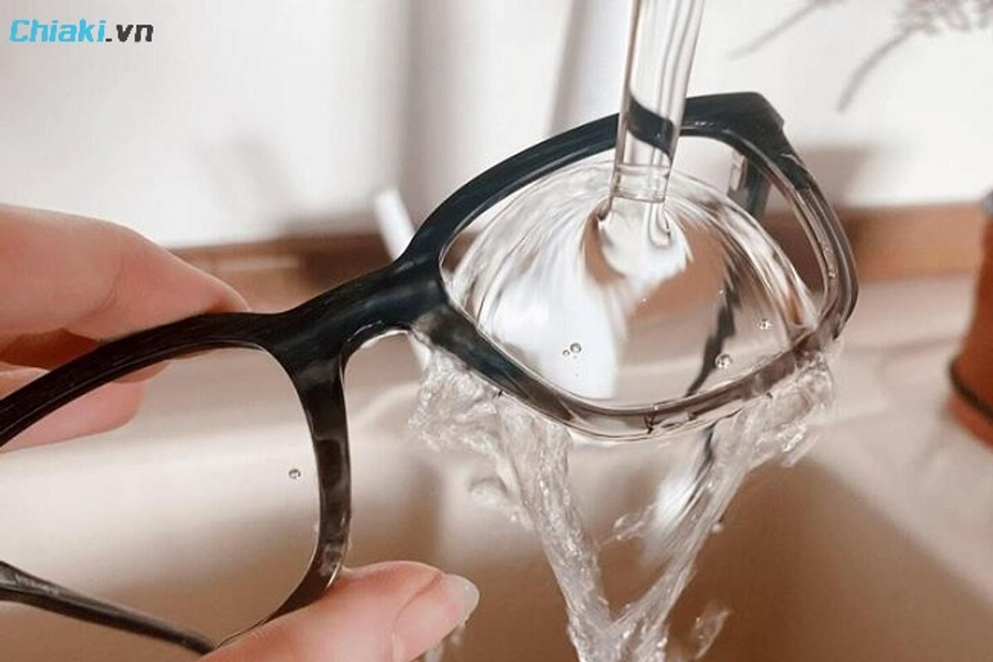 Vệ sinh k&iacute;nh mắt đ&uacute;ng c&aacute;ch bằng việc l&agrave;m sạch gọng v&agrave; tr&ograve;ng k&iacute;nh trước ti&ecirc;n