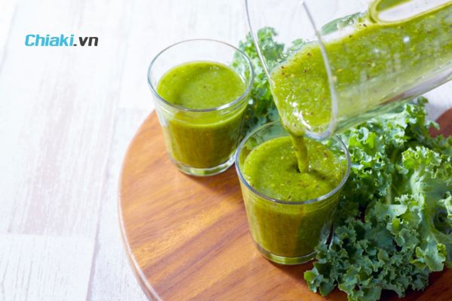 Cải xoăn rau xanh đậm gi&agrave;u sắt v&agrave; chất chống oxy h&oacute;a