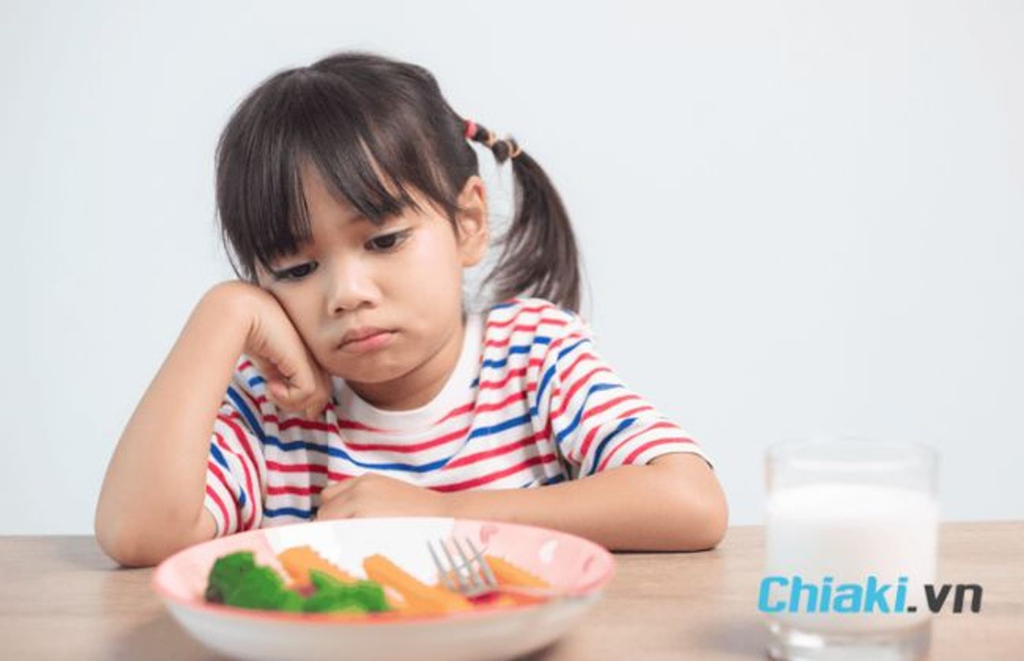Dấu hiệu trẻ thiếu sắt l&agrave; ch&aacute;n ăn