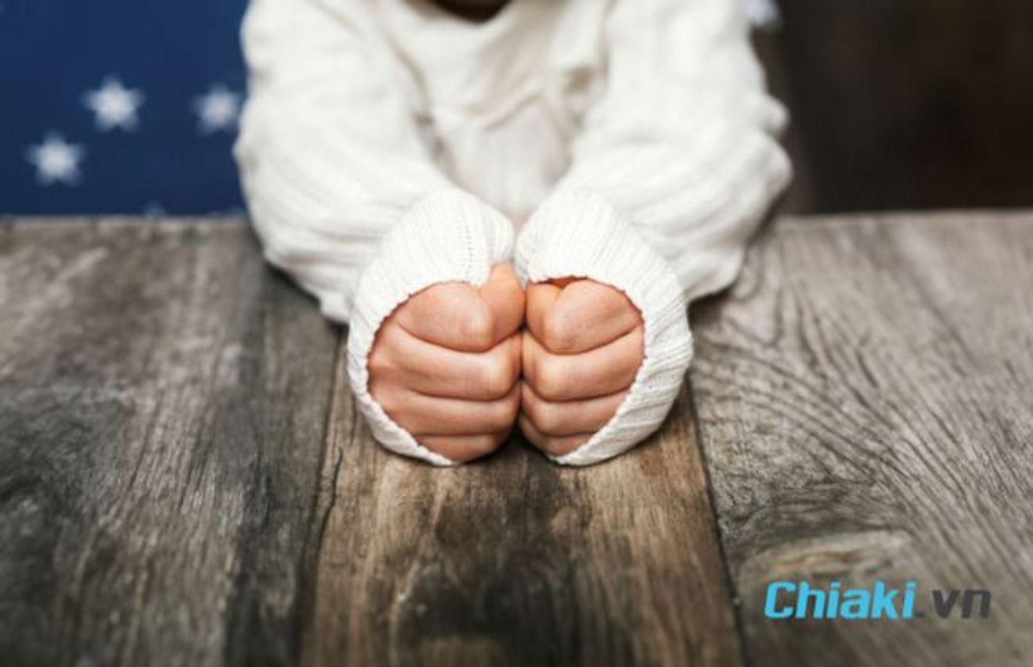 Dấu hiệu trẻ thiếu sắt l&agrave; tay ch&acirc;n lạnh