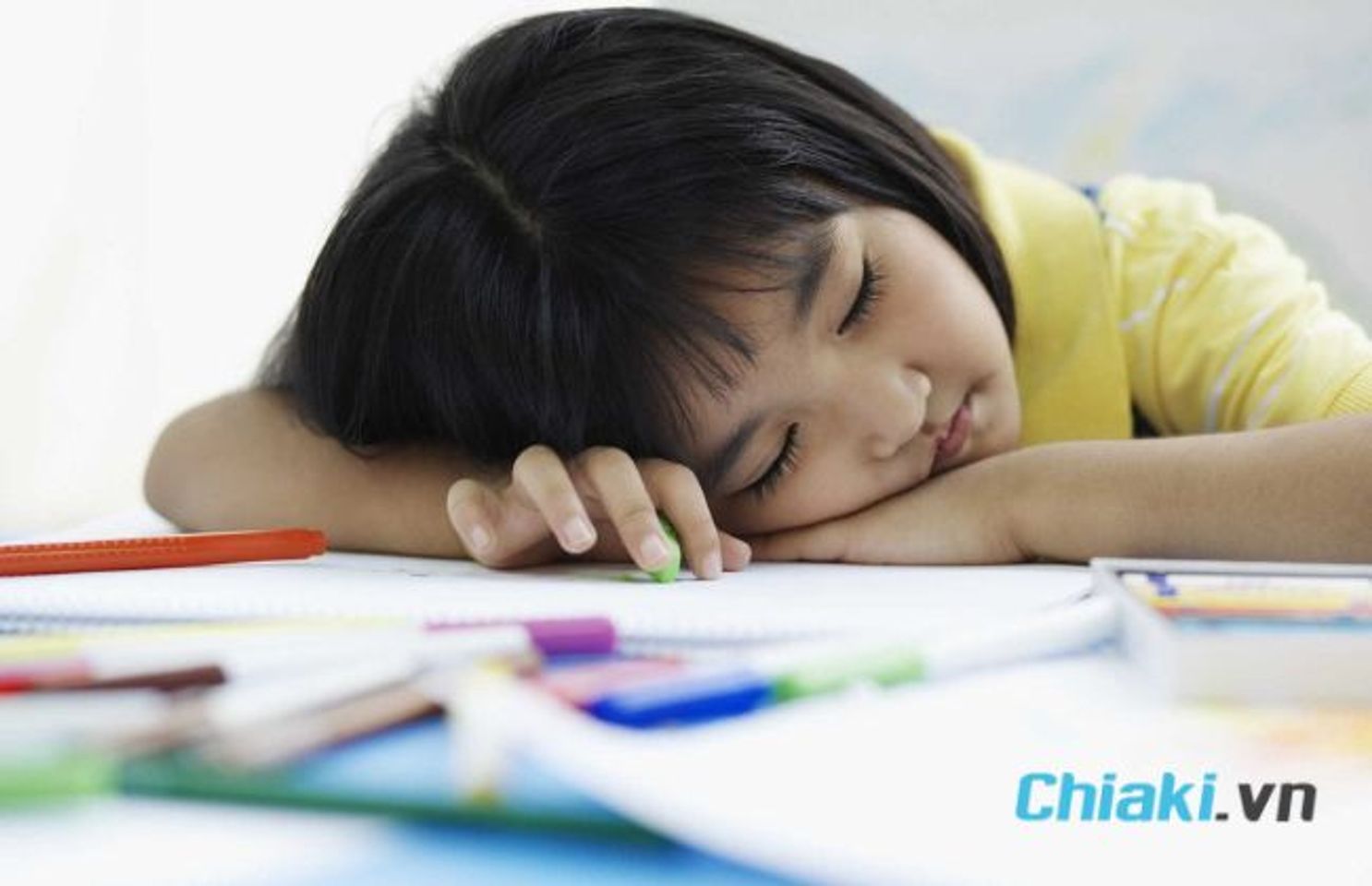 Dấu trẻ thiếu sắt l&agrave; thường xuy&ecirc;n buồn ngủ