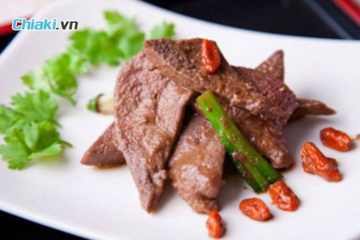 Gan g&agrave; v&agrave; gan lợn gi&agrave;u sắt heme, vitamin A v&agrave; B12