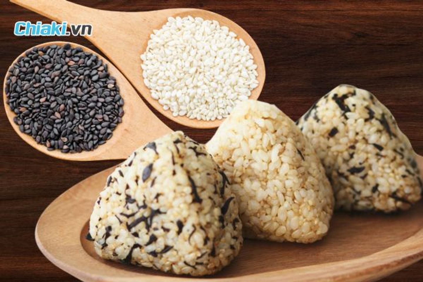Hạt vừng nhỏ nhưng gi&agrave;u sắt, kẽm v&agrave; chất b&eacute;o tốt, th&iacute;ch hợp rắc v&agrave;o m&oacute;n ăn của b&eacute;.
