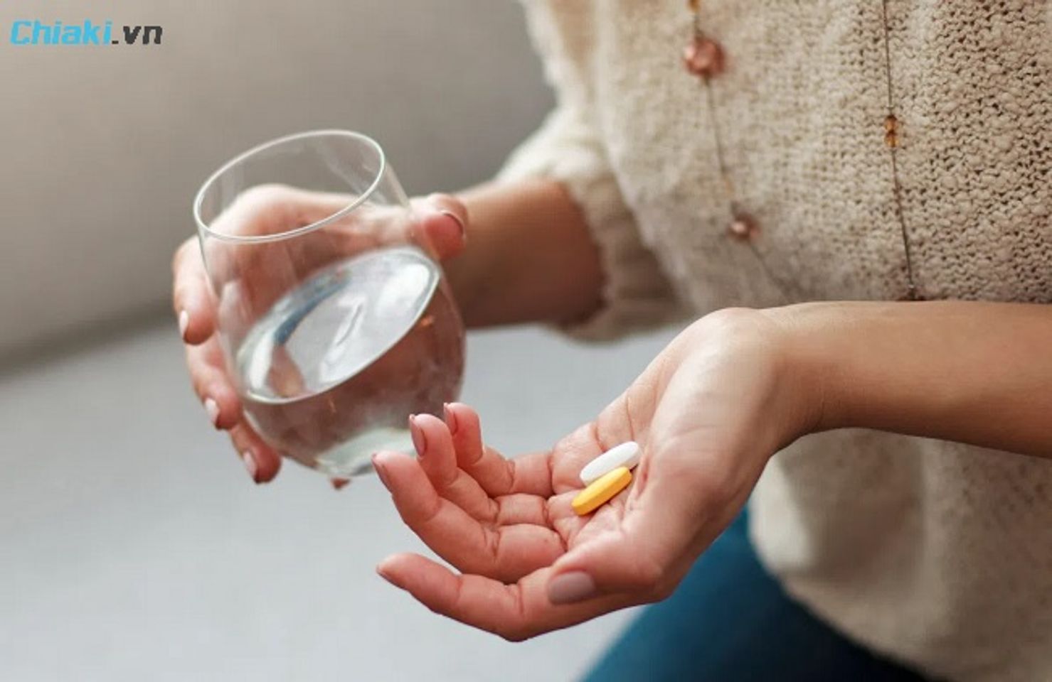 Khi uống vitamin tổng hợp n&ecirc;n uống nhiều nước