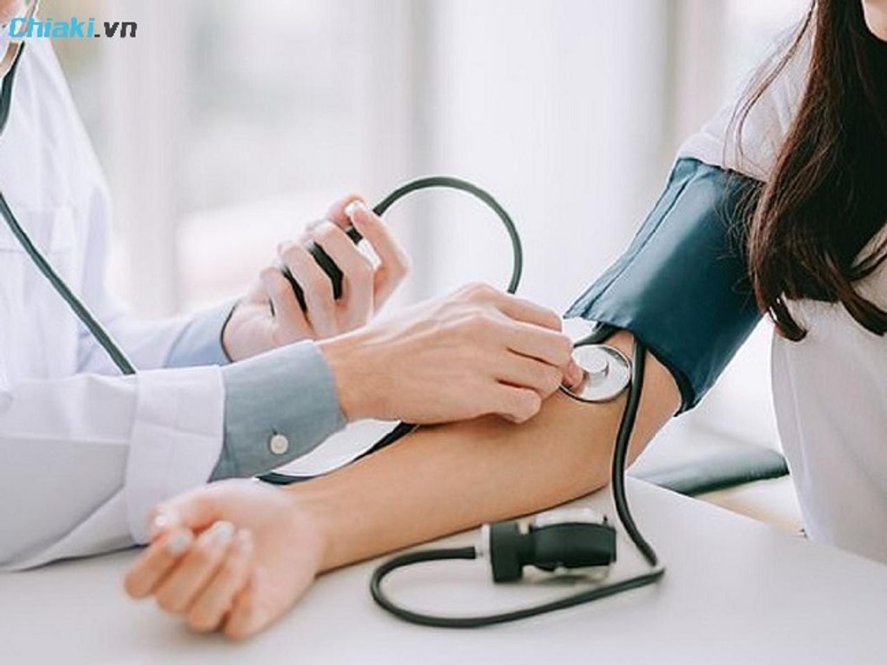 Người c&oacute; vấn đề li&ecirc;n quan tới tim mạch, huyết &aacute;p kh&ocirc;ng n&ecirc;n d&ugrave;ng tinh dầu th&ocirc;ng đỏ