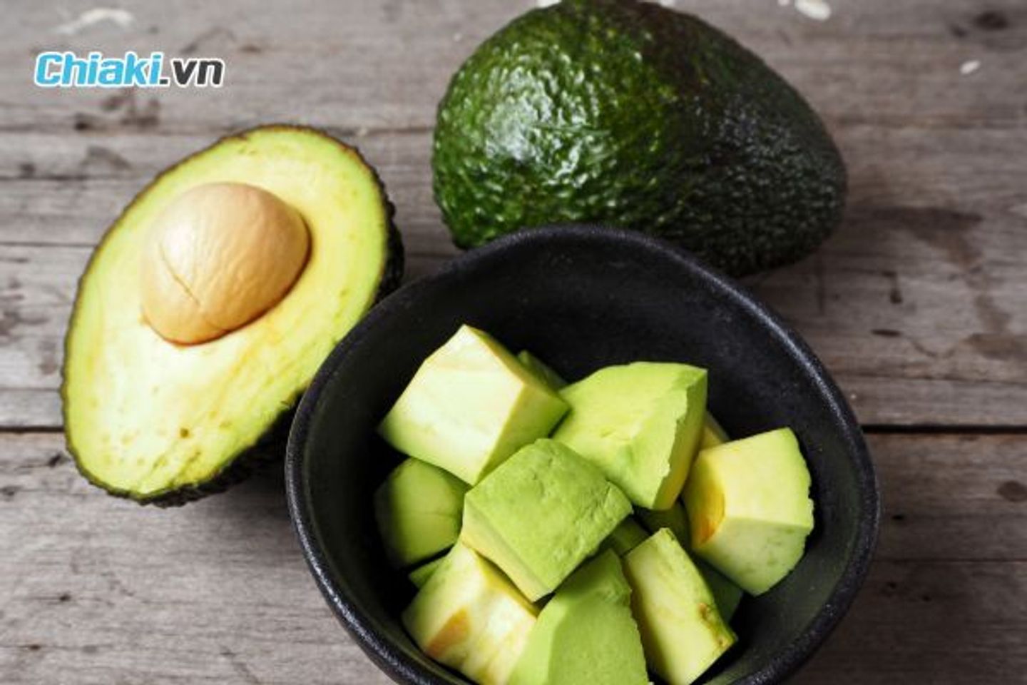 Quả bơ gi&agrave;u sắt, chất b&eacute;o l&agrave;nh mạnh v&agrave; vitamin C tự nhi&ecirc;n, gi&uacute;p tăng hấp thu sắt hiệu quả.