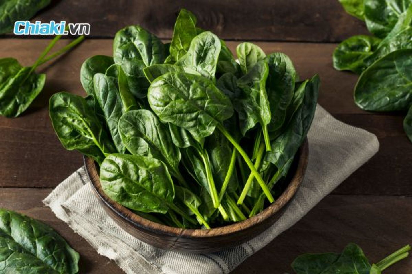 Rau bina chứa sắt, folate v&agrave; vitamin C tự nhi&ecirc;n, rất tốt cho hệ tạo m&aacute;u của b&eacute;.