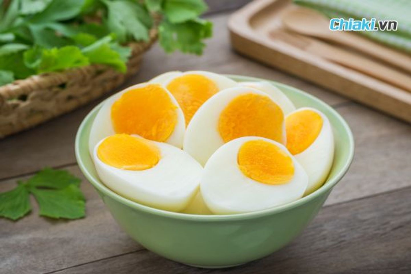 Trứng đặc biệt l&agrave; l&ograve;ng đỏ chứa sắt, folate v&agrave; vitamin nh&oacute;m B
