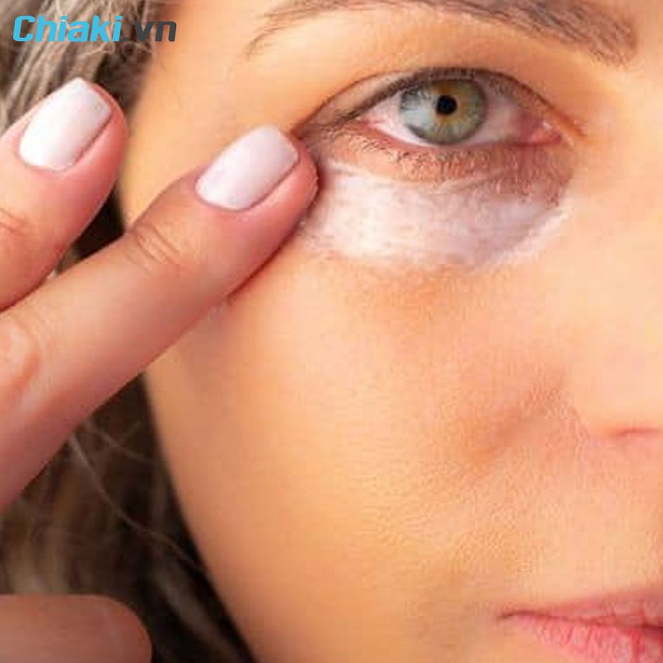 B&ocirc;i kem chống nắng gần mắt c&oacute; thể g&acirc;y k&iacute;ch ứng