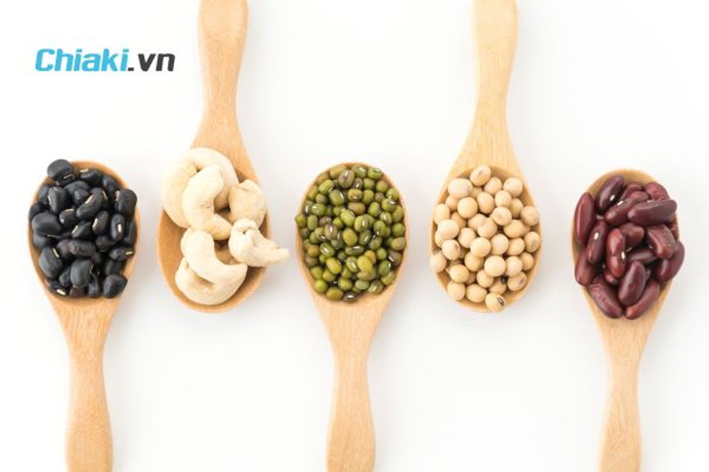 Đậu n&agrave;nh v&agrave; c&aacute;c loại hạt họ đậu cung cấp protein thực vật, chất xơ, sắt