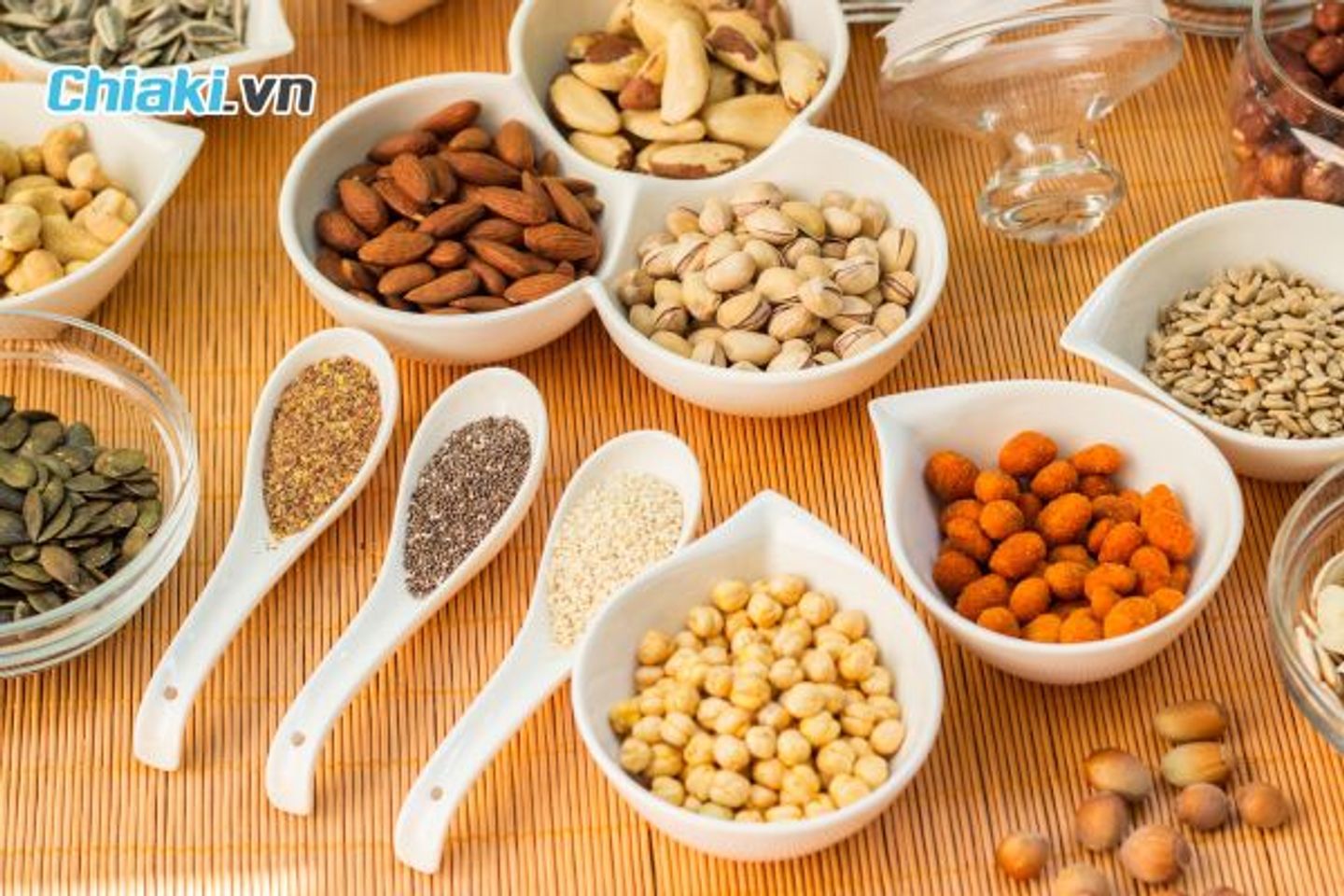 C&aacute;c loại hạt như hạt b&iacute; ng&ocirc;, hạt điều, hạnh nh&acirc;n, hạt vừng (m&egrave;) hỗ trợ chống oxy h&oacute;a v&agrave; bổ sung kẽm