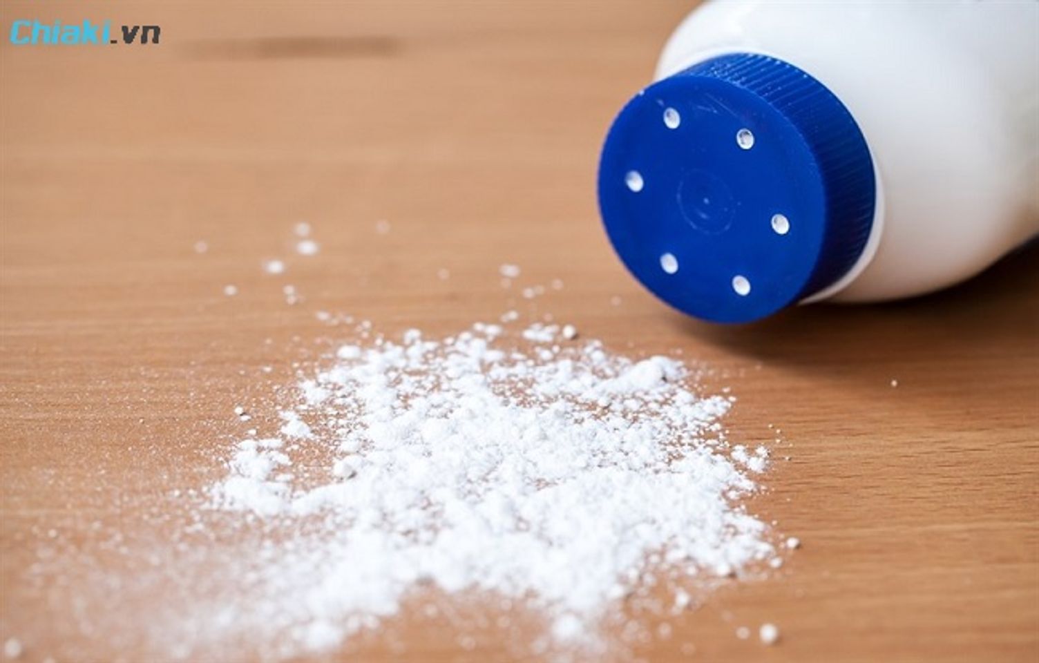 Phấn r&ocirc;m kh&ocirc;ng chứa Talc (bột tan) dễ g&acirc;y k&iacute;ch ứng phổi nếu h&iacute;t phải